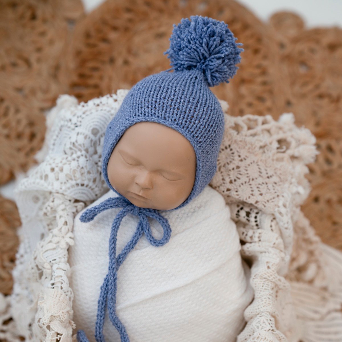 Bonnet tejido con pompón celeste